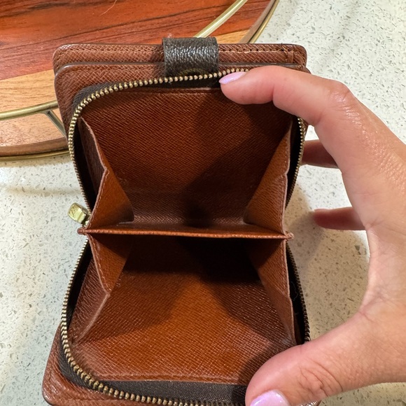 SOLD 🛑 Louis Vuitton Monogram Vintage Wallet - Picture 7 of 7